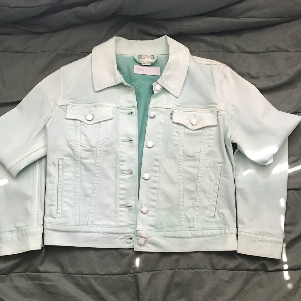 ⛔️SOLD⛔️NWOT- Powder Blue Levi’s Denim Jacket